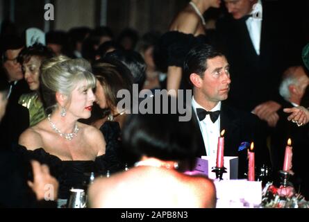 Lady Dale Tryon 'Kanga' et HRH Prince Charles assistent à une balle à Londres, Angleterre décembre 1990 Banque D'Images