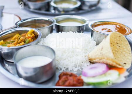 Gros plan sur le bhat indien servi avec du riz cuit à la vapeur et de la soupe aux lentilles. Banque D'Images