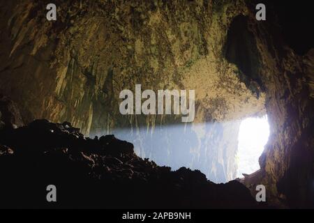 Vue À L'Intérieur De La Grotte De Deer Dans Le Parc National De Gunung Mulu Borneo Sarawak Malaisie Banque D'Images