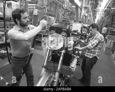 01 Janvier 1984, Berlin: Quartiers de Berlin/ 1984 usine de moto BMW à Spandau. Les travailleurs assemblent une moto à l'usine BMW de Spandau. Enregistrement non daté de l'année 1984. Photo : Paul Glaser/dpa-Zentralbild/ZB Banque D'Images