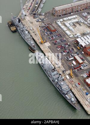 La base navale de Portsmouth, Angleterre 09.01.07. La défense aérienne de type 42 destroyer HMS Southampton (haut) Type 23 frégate HMS Kent. Banque D'Images