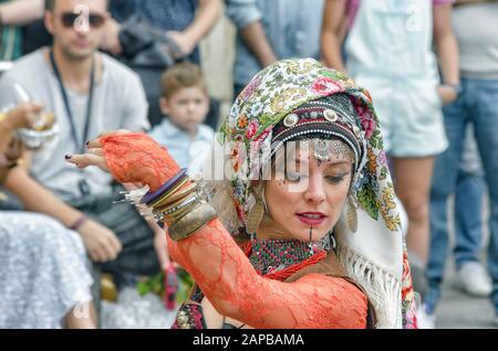 Belle femme dansant avec sa main dans l'air, sur la place San Diego, pendant la semaine du marché médiéval de la rue cervantino, à Alcala de Henares Banque D'Images