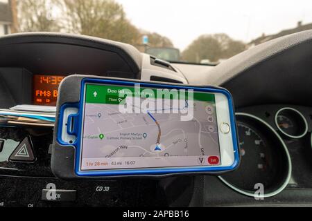 Application Google Maps utilisée sur un smartphone iPhone comme navigation par satellite pour planifier un itinéraire en voiture. Banque D'Images