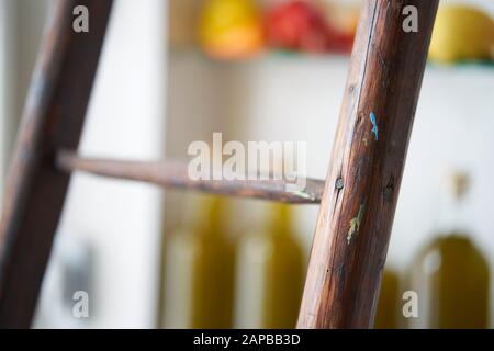 détail atmosphérique à proximité d'une échelle en bois à fond flou et diffus dans un magasin d'intérieur atelier à paris Banque D'Images