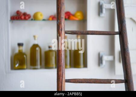 gros plan sur une échelle en bois avec fond flou et diffus dans une petite maison de magasin cuisine maison dans le style méditerranéen Banque D'Images