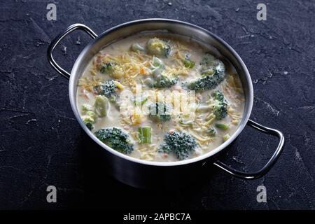 gros plan du brocoli et de la soupe au cheddar dans un stepopan sur une table en béton, vue horizontale d'en haut Banque D'Images