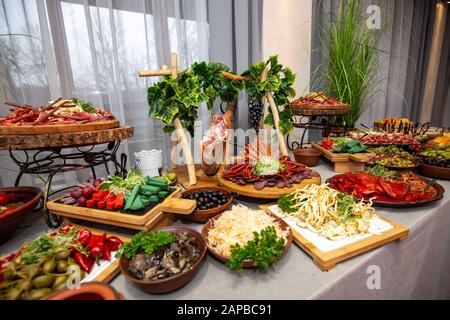 Table de mariage exquise avec en-cas, table Cosack. Table de banquet dans le restaurant, servie avec différents repas. Restauration. Banque D'Images