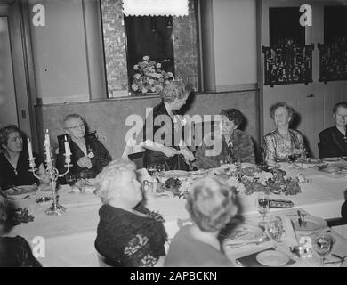 40 ans jubilé Société néerlandaise Houlevrouwen (Amsterdam) (Mme Driesen) Date: 21 Novembre 1953 Lieu: Amsterdam, Noord-Holland Mots Clés: Julea Nom De L'Institution: Dutch Association Housewives Banque D'Images