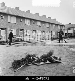 Visitez la reine Juliana pour planifier Slotermeer. Nettoyage de la rue Date: 6 octobre 1952 lieu: Amsterdam, Noord-Holland mots clés: Visites, logement, maison royale, résidences Banque D'Images