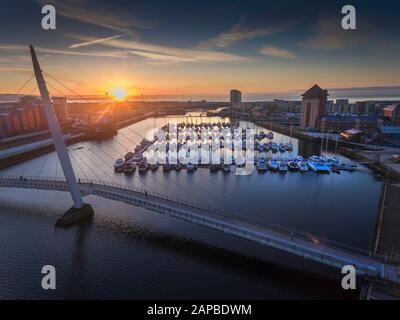 Lever Du Soleil À Swansea Marina Banque D'Images