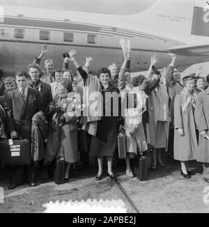 Départ KLM DC-6 B Dr. M.A. Damme à Christchurch. Participant à la course London-Christchurch Canterbury Centennial Air Description: Les passagers de l'avion, y compris cinquante brides qui voleront vers leurs futurs conjoints Annotation: L'avion en arrière-plan n'est pas le Van Damme mais un autre DC-6 B Date: 2 octobre 1953 lieu: Noord-Holland, Schiphol mots clés: Brides, portraits de groupe, aviation, avions, aéroports Nom de l'institution: KLM Banque D'Images