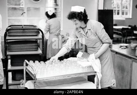 Dîner femmes à l'école, Nottingham UK 1984 Banque D'Images