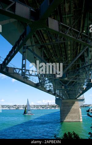 Vue sur le port de Waitemata au centre-ville d'Auckland depuis la rive nord avec le dessous du pont du port en premier plan. Nouvelle-Zélande. Banque D'Images