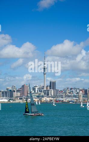 En regardant le port de Waitemata au centre-ville d'Auckland depuis la rive nord, en Nouvelle-Zélande. Banque D'Images