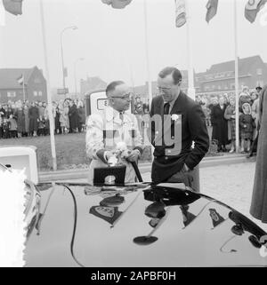 Barend Hoogeveen, ancien pilote de la reine Juliana, a ouvert une station-service au Thomas à Kempisplantsoen à Utrecht. Le prince Bernhard a montré son intérêt et a été le premier à se réalimenter. Annotation : la station-service était située sur l'A2. Un serpent décoré de œillets blancs pompé le réservoir plein, faisant de l'ouverture de la station un fait Date: 29 mars 1954 lieu: Utrecht (ville) mots clés: Ouvertures, stations-service Personne: Bernhard (prince Nederland), Hoogeveen, Barend Banque D'Images