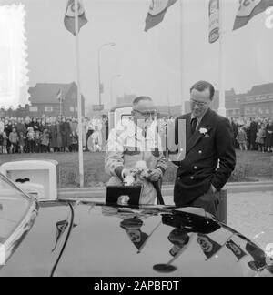 Barend Hoogeveen, ancien pilote de la reine Juliana, a ouvert une station-service au Thomas à Kempisplantsoen à Utrecht. Le prince Bernhard a montré son intérêt et a été le premier à se réalimenter. Annotation : la station-service était située sur l'A2. Un serpent décoré de œillets blancs pompé le réservoir plein, faisant de l'ouverture de la station un fait Date: 29 mars 1954 lieu: Utrecht (ville) mots clés: Ouvertures, stations-service Personne: Bernhard (prince Nederland), Hoogeveen, Barend Banque D'Images