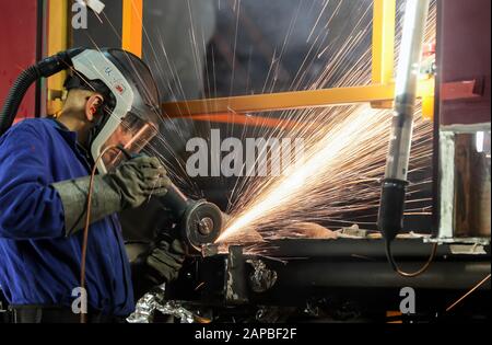 22 janvier 2020, Saxe-Anhalt, Halle: Employé de Maschinenbau und Service GmbH (MSG) à Ammendorf utilise une meuleuse à découper pour couper les pièces métalliques corrodées du faisceau dans un corps de voiture de classe 481 du S-Bahn Berlin. En 2020 seulement, le chemin de fer remettra à neuf environ 90 véhicules de cette série pour les rendre adaptés pour dix ans de plus. Probablement tous les 20 des 500 voitures doubles a de graves dommages de corrosion. Ils sont largement réparés au MSG à Halle-Ammendorf, où les voitures ont été construites entre 1997 et 2004. Pour ce faire, des parties des poutres longitudinales doivent être retirées et remplacées. Au S-Bah de Berlin Banque D'Images