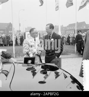 Barend Hoogeveen, ancien pilote de la reine Juliana, a ouvert une station-service au Thomas à Kempisplantsoen à Utrecht. Le prince Bernhard a montré son intérêt et a été le premier à se réalimenter. Annotation : la station-service était située sur l'A2. Un serpent décoré de œillets blancs pompé le réservoir plein, faisant de l'ouverture de la station un fait Date: 29 mars 1954 lieu: Utrecht (ville) mots clés: Ouvertures, stations-service Personne: Bernhard (prince Nederland), Hoogeveen, Barend Banque D'Images