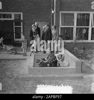 Visite de la famille royale danoise, troisième jour, visite à l'Institut des aveugles de Huizen. Queen Ingrid chez les enfants dans la sandbox Date: 28 avril 1954 lieu: Maisons, Noord-Holland mots clés: Aveugle, reines, visites d'état Nom personnel: Ingrid (Queen Denmark) Banque D'Images