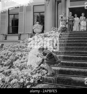 Bloemendefile Paleis Soestdijk Date: 30 Avril 1955 Mots Clés: Fichiers Floraux Nom De L'Institution: Palace Soestdijk Banque D'Images