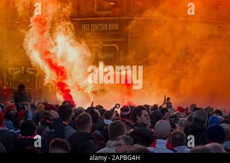 Les fans de LFC donnent à l'entraîneur d'équipe une réception fantastique lorsqu'ils arrivent pour le match de la Premier League contre Manchester United à Anfield. Banque D'Images
