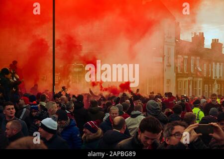 Les fans de LFC donnent à l'entraîneur d'équipe une réception fantastique lorsqu'ils arrivent pour le match de la Premier League contre Manchester United à Anfield. Banque D'Images