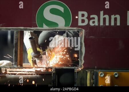 22 janvier 2020, Saxe-Anhalt, Halle: Employé de Maschinenbau und Service GmbH (MSG) à Ammendorf utilise une meuleuse à découper pour couper les pièces métalliques corrodées du faisceau dans un corps de voiture de classe 481 du S-Bahn Berlin. En 2020 seulement, le chemin de fer remettra à neuf environ 90 véhicules de cette série pour les rendre adaptés pour dix ans de plus. Probablement tous les 20 des 500 voitures doubles a de graves dommages de corrosion. Ils sont largement réparés au MSG à Halle-Ammendorf, où les voitures ont été construites entre 1997 et 2004. Pour ce faire, des parties des poutres longitudinales doivent être retirées et remplacées. Au S-Bah de Berlin Banque D'Images