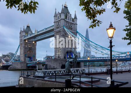 David Wynne's Girl avec une statue de dauphin et une fontaine sous le Tower Bridge, Londres, Angleterre, Royaume-Uni Banque D'Images