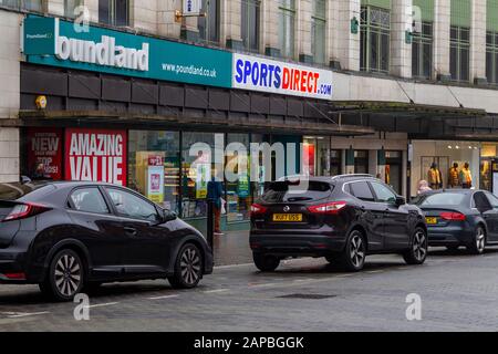 Les fenêtres Poundland, Sports Direct et H&M s'affichent sur Abington Street, Northampton Town Center, Angleterre, Royaume-Uni. Banque D'Images