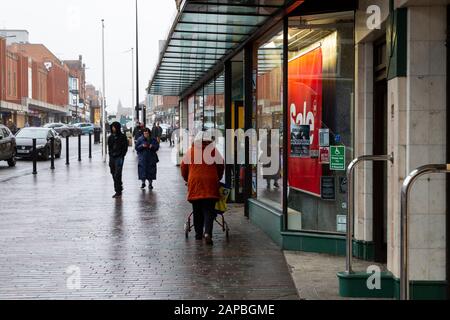 La fenêtre Poundland and Sports Direct s'affiche sur Abington Street, Northampton Town Center, Angleterre, Royaume-Uni. Banque D'Images