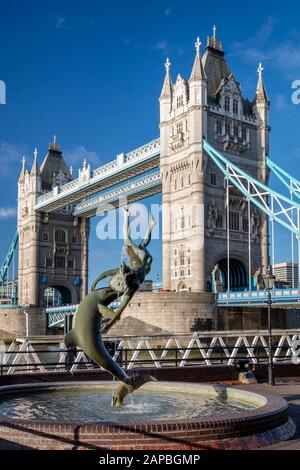 David Wynne's Girl avec une statue de dauphin et une fontaine sous le Tower Bridge, Londres, Angleterre, Royaume-Uni Banque D'Images