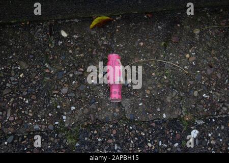 déchets de firecracker sur le côté d'une route principale de la nouvelle année Banque D'Images