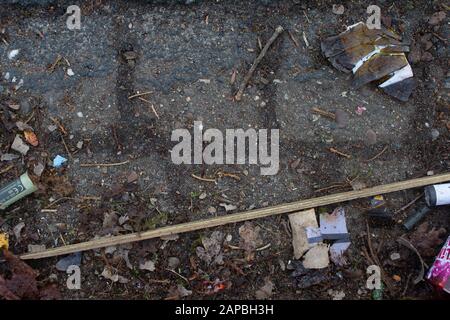 déchets de firecracker sur le côté d'une route principale de la nouvelle année Banque D'Images