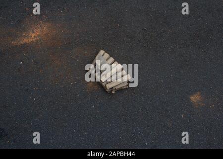 déchets de firecracker sur le côté d'une route principale de la nouvelle année Banque D'Images