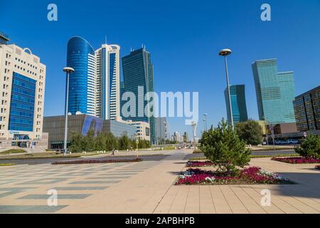 Nur-Sultan, Kazakhstan - Le 24 avril 2019 - immeubles de bureaux modernes à l'Nurzhol Nur-Sultan, boulevard, Astana, Kazakhstan Banque D'Images