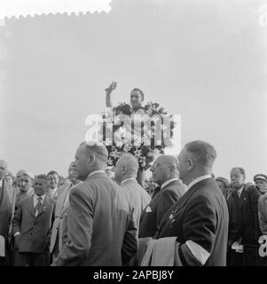 Championnats Du Monde De Cyclisme Sur Route 1957 Description: Amateurs. Attribution du champion du monde Louis Cheers Date: 17 août 1957 lieu: Belgique, Waregem mots clés: Triations, cyclisme Nom personnel: Cheers, Louis Banque D'Images