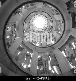 Cimetière Monumental De Milan. Vue de l'intérieur de la tour représentant La Via Crucis, une œuvre sculpturale de Giannino Castiglioni pour la tombe du texti Banque D'Images