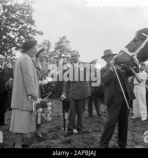 Visite de sa Majesté et Beatrix à Markelo Description: Intérêt de la Reine Juliana et de la princesse Beatrix pour le cheval primé Date: 29 août 1957 lieu: Markelo mots clés: Royal visits Nom personnel: Beatrix (princesse Pays-Bas), Juliana (reine Pays-Bas) Banque D'Images