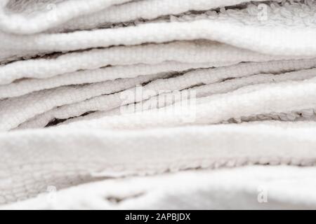 Gros plan sur les serviettes de bain blanches pliées en forme de lys Banque D'Images