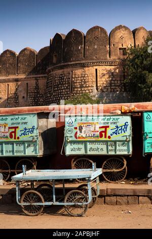 Inde, Rajasthan, Shekhawati, Bikaner, centre-ville, stands mobiles des vendeurs à l'extérieur des murs du fort de Junagarh Banque D'Images