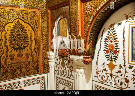 Inde, Rajasthan, Shekhawati, Bikaner, centre-ville, fort de Junagarh, Rai Niwas, murs peints de façon décorative pour ressembler à l'incrustations de pierre pieta dura Banque D'Images