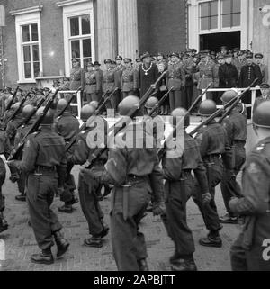 10ème anniversaire Ecole d'infanterie à Harderwijk Date: 4 Mars 1958 lieu: Harderwijk Nom personnel: G J. Numan, Infantry School, Major Lentz, Marktplein Banque D'Images