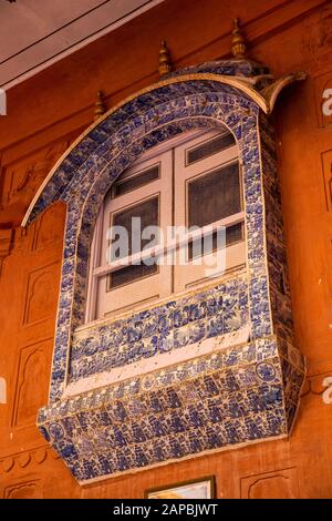 Inde, Rajasthan, Shekhawati, Bikaner, centre-ville, fort de Junagarh, fenêtre décorée avec des tuiles hollandaises de Delft bleues et blanches Banque D'Images