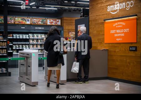 Le magasin Amazon Go flambant neuf du Rockefeller Center de New York le jeudi 16 janvier 2020. Le magasin, principalement approvisionné avec des aliments préparés et des aliments de base, permet à un acheteur avec l'application Amazon Go de prendre un article et de sortir avec Amazon « suivre » votre achat et vous facturer. (© Richard B. Levine) Banque D'Images