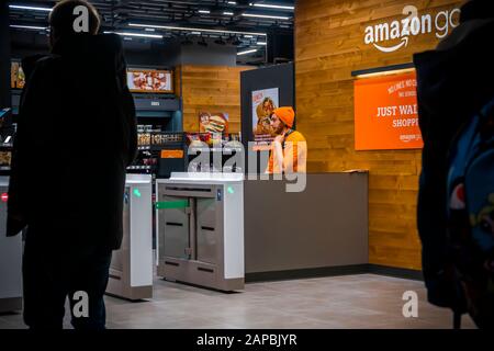 Le magasin Amazon Go flambant neuf du Rockefeller Center de New York le jeudi 16 janvier 2020. Le magasin, principalement approvisionné avec des aliments préparés et des aliments de base, permet à un acheteur avec l'application Amazon Go de prendre un article et de sortir avec Amazon « suivre » votre achat et vous facturer. (© Richard B. Levine) Banque D'Images