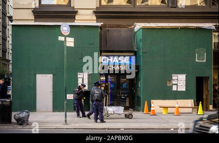 L'entrée d'une succursale de la banque JPMorgan Chase en rénovation à New York est intercalée entre les hangars de construction le mercredi 15 janvier 2020. JPMorgan a récemment signalé une croissance à deux chiffres des bénéfices au quatrième trimestre. (© Richard B. Levine) Banque D'Images