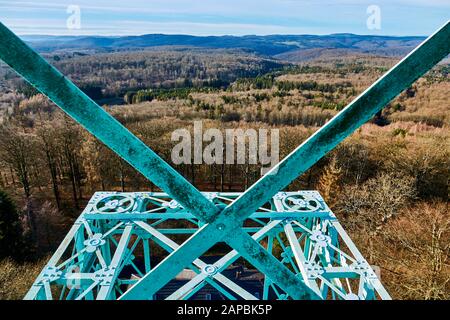 Vue sur le bras d'une croix de la Croix Joseph dans le sud des montagnes Harz, double croix de fer dans la construction de treillis d'acier comme la Tour Eiffel, Banque D'Images