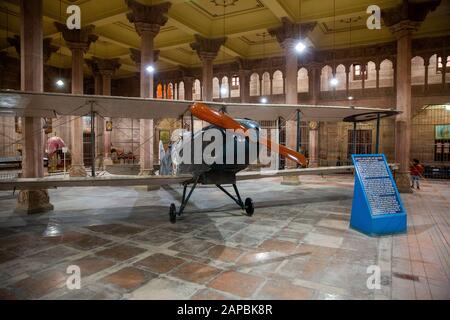 Inde, Rajasthan, Shekhawati, Bikaner, centre-ville, fort Junagarh, Vikram Vilas Durbar Hall, avion de Havilland DH-9, donné au général Maharaj Banque D'Images