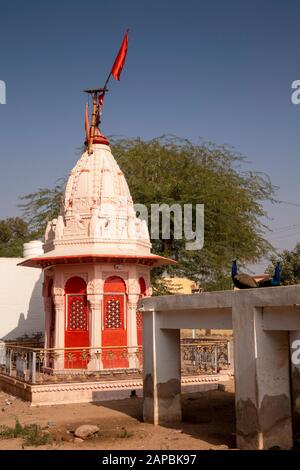 Inde, Rajasthan, Shekhawati, Bikaner, Gajner, petit temple hindou local avec des paons sur un abri adjacent Banque D'Images