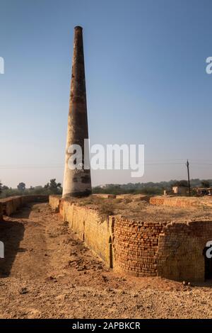 Inde, Rajasthan, Shekhawati, Bikaner, Gajner, briques, après tir, cheminée à côté de four vide Banque D'Images